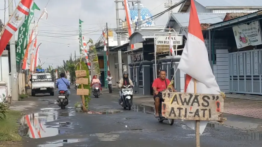 Warga Ngunut Tanam Pohon Pisang di Jalan Rusak Sebagai Bentuk Protes