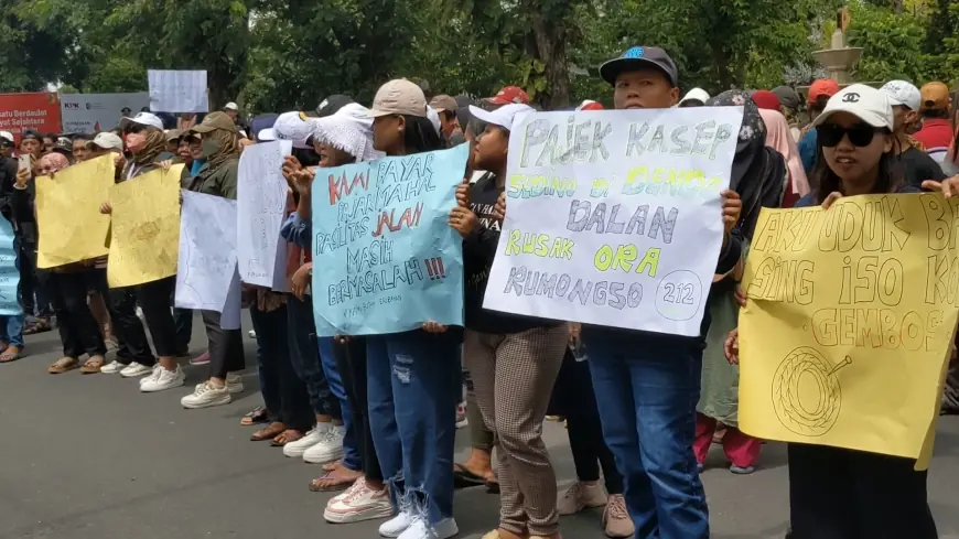 Warga Wonorejo Demo DPRD Tulungagung, Tuntut Perbaikan Jalan Lingkar Waduk yang Rusak 20 Tahun