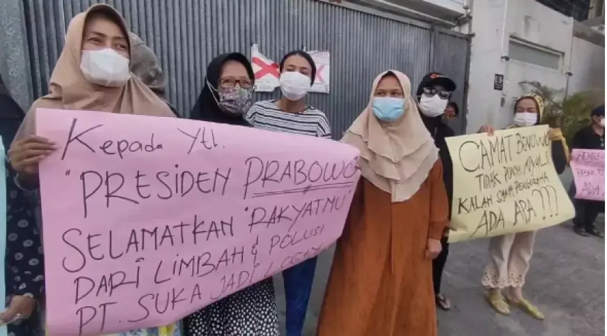 Emak-emak Desak Penutupan Pabrik Peleburan Emas di Surabaya