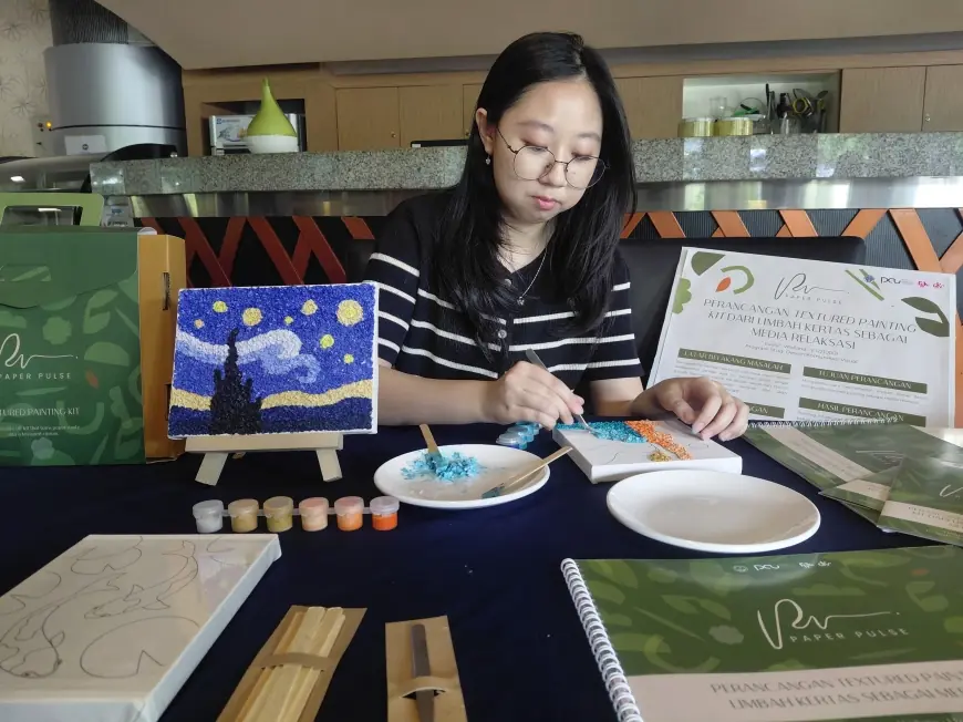 Numpuk di Percetakan, Lulusan PCU Ini Ubah Limbah Kertas Jadi Media Healing Lewat “Paper Pulse”