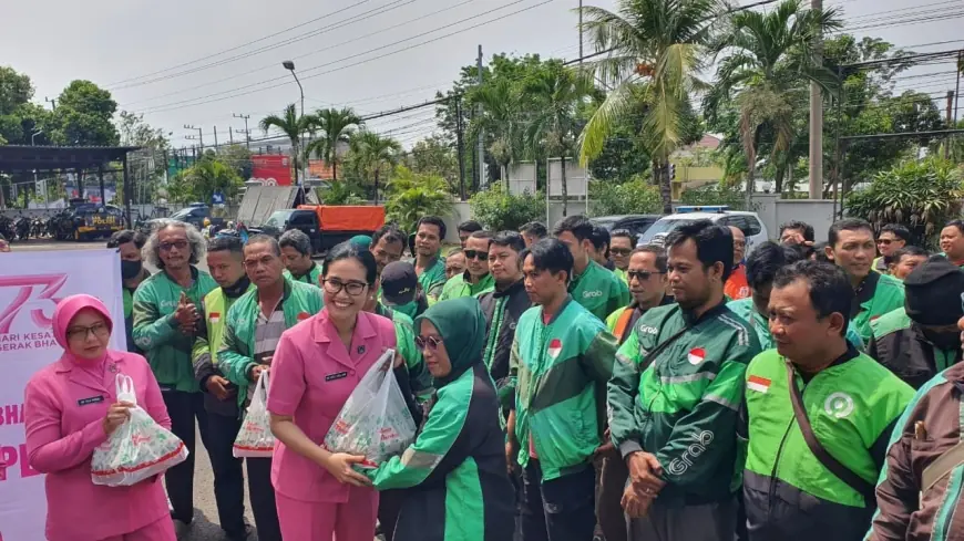 Bhayangkari Tuban Bagikan Ratusan Nasi Kotak untuk Tukang Becak dan Ojol