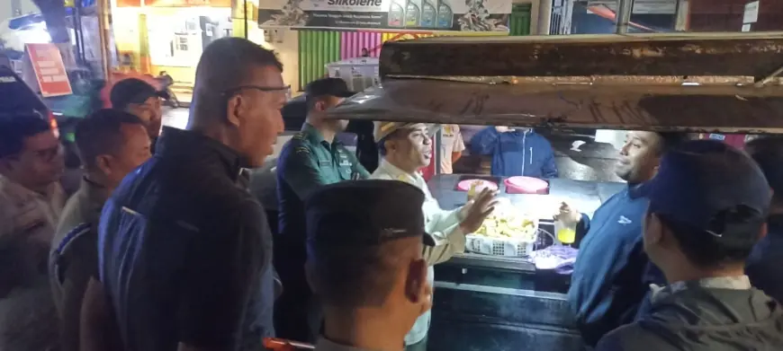 Tim Gabungan Tertibkan PKL Gelar Tikar di Luar Trotoar Alun-Alun Kota Batu