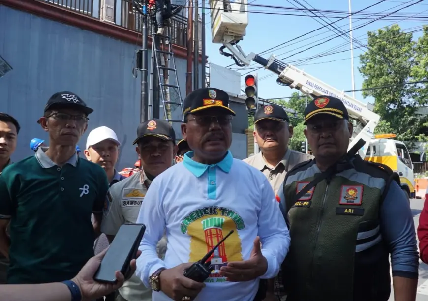 Satpol PP Jombang Tertibkan Tiang dan Kabel Fiber Optik Ganggu Lalu Lintas