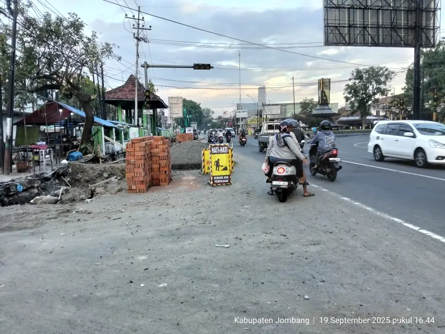 Usai Disidak DPRD Jombang, Material Proyek Trotoar Diduga Picu Kecelakaan Tunggal