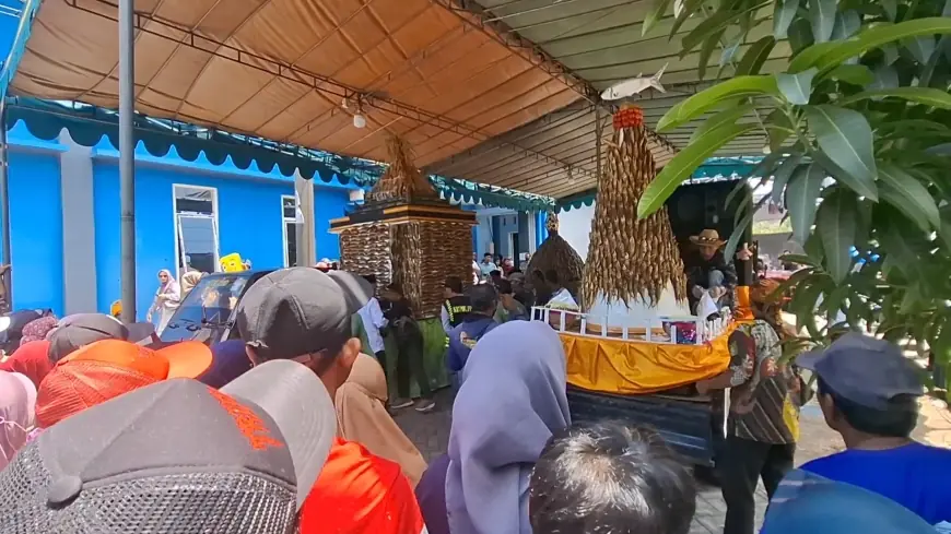 Ratusan Warga Berebut Tumpeng Bandeng di Gresik