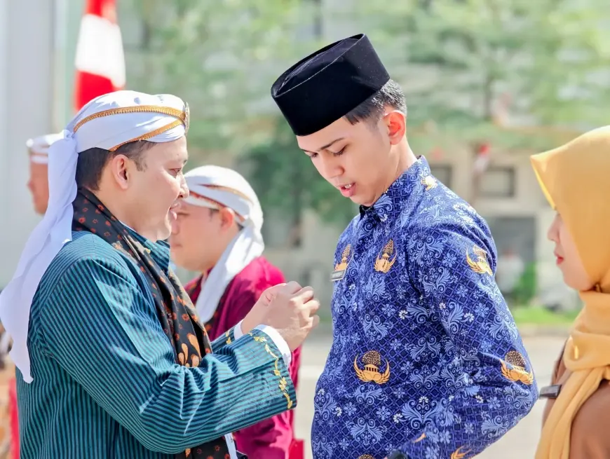 Momen Hari Jadi Kabupaten Pasuruan ke-1096, Bupati Berikan Penghargaan Lencana pada Sekda serta ASN Berdedikasi Tinggi