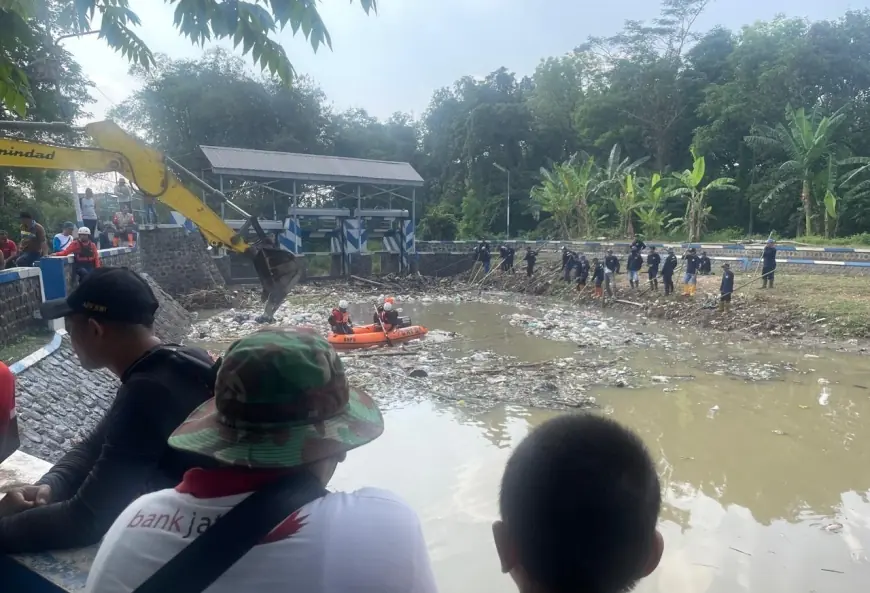 46 Persen Sampah Belum Terkelola, Pemkab Jombang Bersihkan Sungai