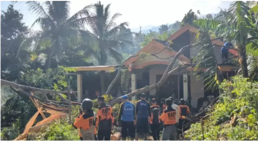 Puting Beliung Rusak 53 Rumah di Madiun