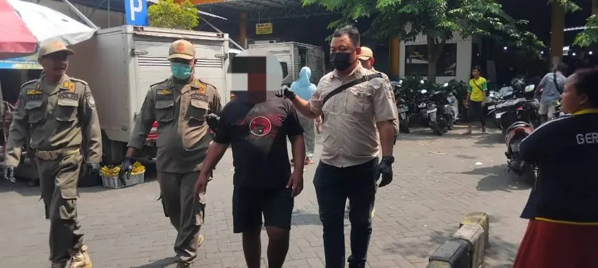 Sepasang ODGJ Melakukan Tindak Asusila di Jalan Usman Sadar Gresik, Petugas Turun Tangan