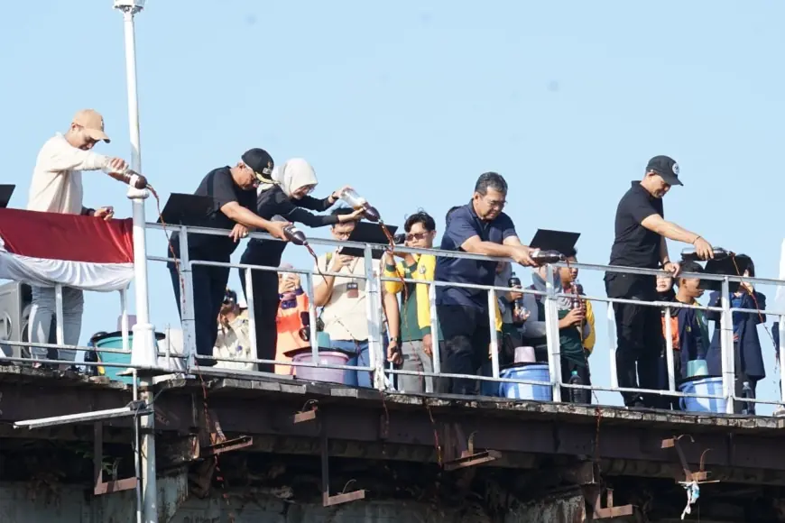 Peringati World Cleanup Day 2025, Mbak Wali dan Gus Qowim Tuangkan Eco Enzym di Sungai Brantas