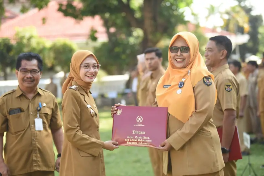 Serahkan SK Kenaikan Pangkat dan Tanda Kehormatan Satyalancana Karya Satya, Mbak Wali : Jadikan Motivasi untuk Terus Berkarya