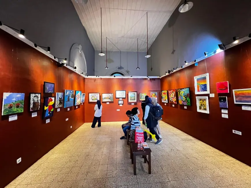YKAI Jatim Gelar Pameran Lukisan Anak, Alun-alun Surabaya Disulap Jadi Ruang Ekspresi Pelukis Cilik