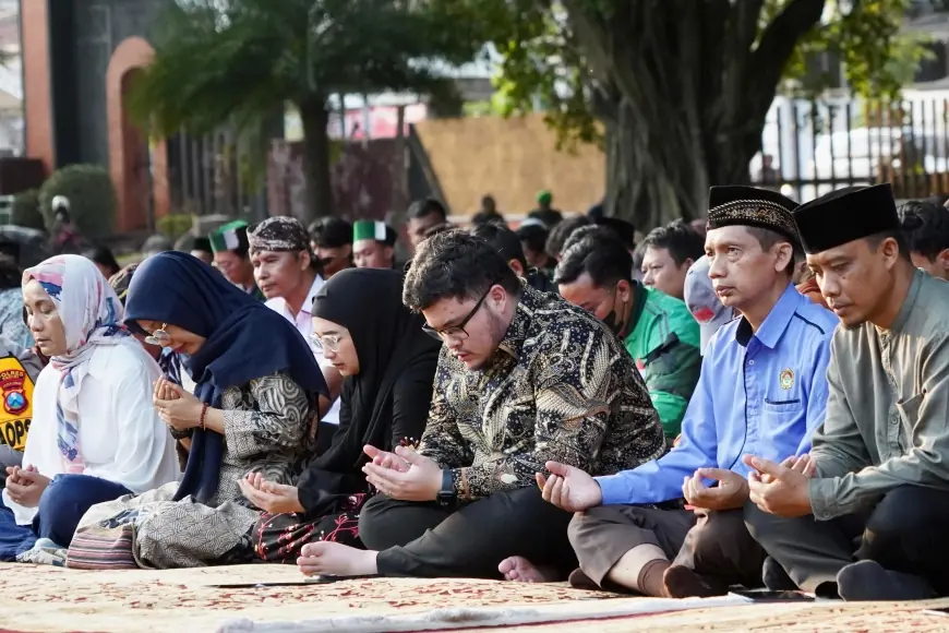 Gelar Doa Bersama di Depan Pemkab Kediri, Mas Dhito: Jangan Berlarut dalam Kesedihan