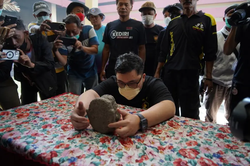 Mas Dhito Kembali Masukkan Fragmen Kepala Ganesha yang Hilang ke Museum