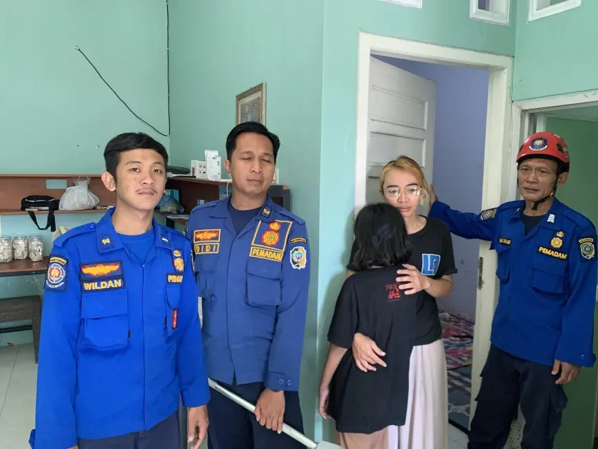 Damkar Tulungagung Evakuasi Ibu dan Anak yang Terkunci di dalam Kamar
