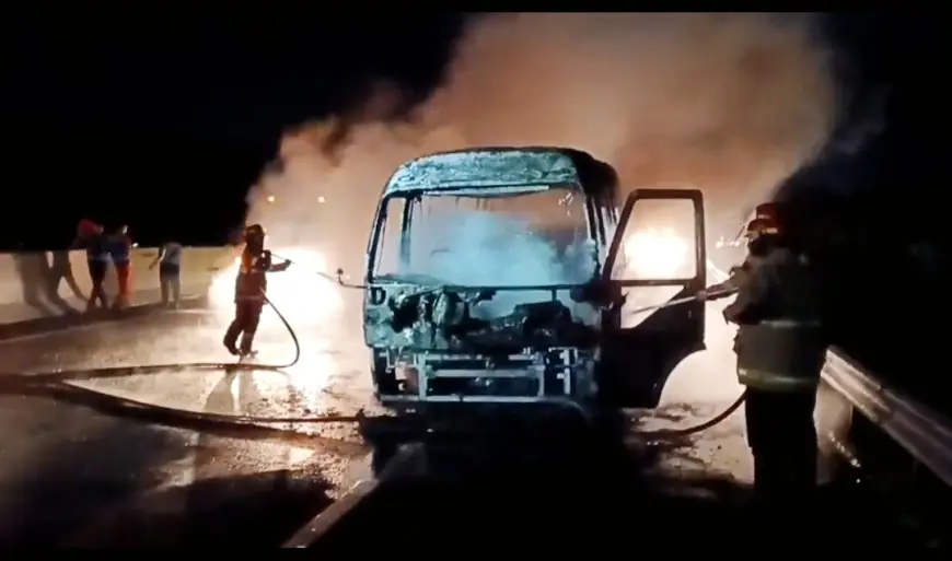 Api Lahap Bus di Exit Tol Singosari Malang, Penumpang Berhasil Dievakuasi