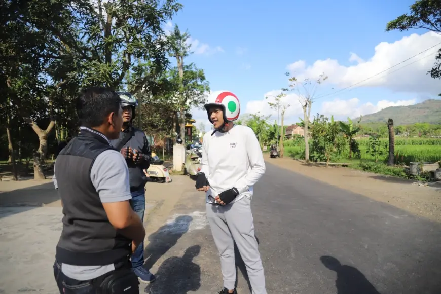 Kendarai Skuter, Wabup Trenggalek Tinjau Perbaikan Jalan Gandusari hingga Watulimo