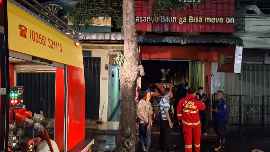 Kebakaran Gerai Roti di Tulungagung, Karyawan Selamat Usai Panjat Atap