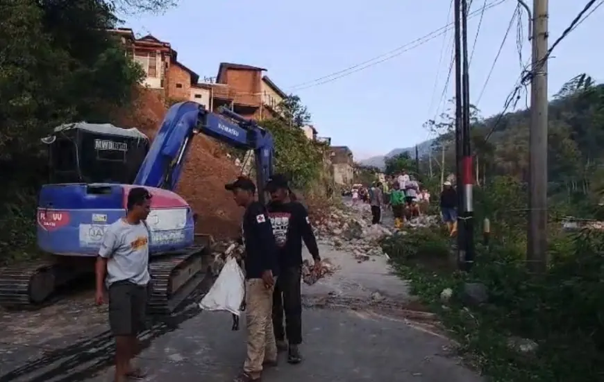 Tembok Penahan Tanah di Pacet Mojokerto Runtuh, Timpa Pengguna Jalan dan Rumah Warga