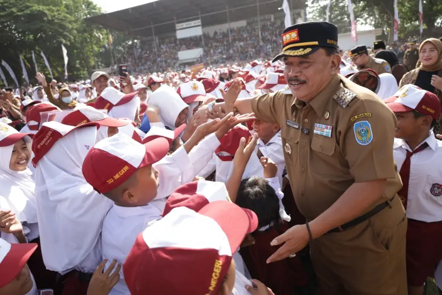 7.309 murid SD dan 2.949 murid SMP se Nganjuk Terima Beasiswa Berprestasi dari Bupati