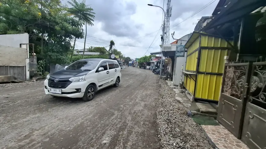 Nasib Pedagang di Tengah Perbaikan Jalan di Gresik: Omset Anjlok dan Sebagian Tutup Merugi