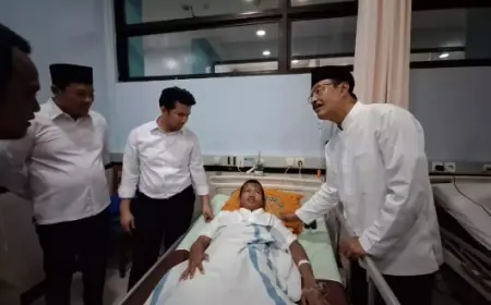Mensos Gus Ipul Jenguk Korban Tragedi Ambruknya Musala Ponpes Al-Khoziny