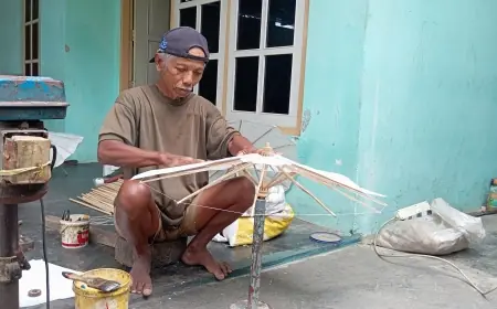 Kisah Pak Asbani, Sang Perajin Payung Kertas Asal Kota Blitar