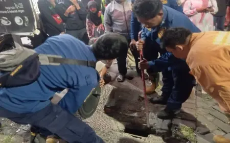Kaki Emak-emak di Gresik Terperosok Selokan, Damkar Turun Tangan