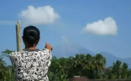 Gunung Semeru Erupsi Lagi, Warga Diminta Siaga Hujan Abu dan Banjir Lahar