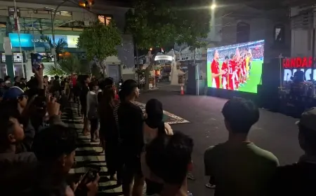 Serunya Nobar Timnas Vs Arab Saudi di Bandar Grisse Gresik, Warga Antusias
