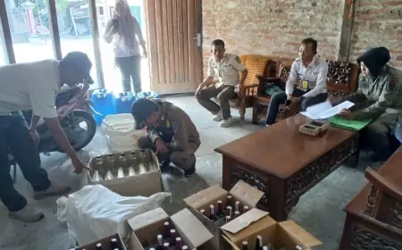 Satpol PP Nganjuk Amankan Ratusan Botol Miras dan Puluhan Liter Oplosan