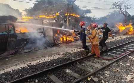 Dua Bangunan Cafe di Gresik Dilalap Api, 2 Pekerja Wanita Terluka Bakar