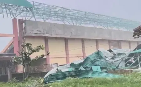 Atap Stadion Gelora Penataran Blitar Roboh Diterjang Angin Kencang