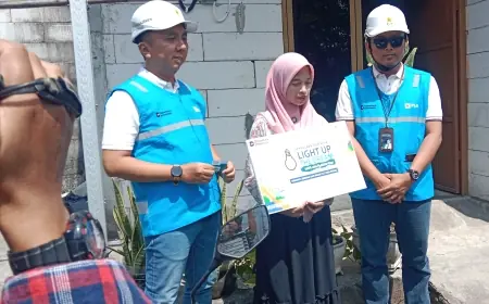 PLN Pasang Listrik Gratis bagi Warga Kurang Mampu di Jombang