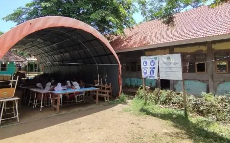 Proyek Revitalisasi Sekolah Molor, Siswa SD di Gresik Belajar di Bawah Tenda