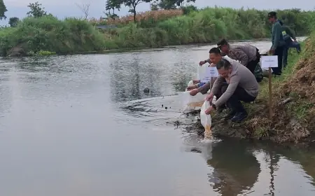 Lestarikan Ekosistem Air, Kapolres Tulungagung Tebar 5 Ribu Benih Ikan Tombro di Sungai Parit Agung