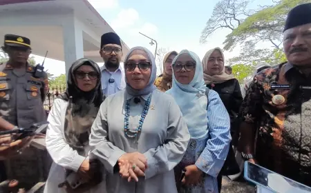 Didampingi Bupati Marhaen, Menteri PPPA RI Arifah Fauzi Ziarah ke Makam Marsinah