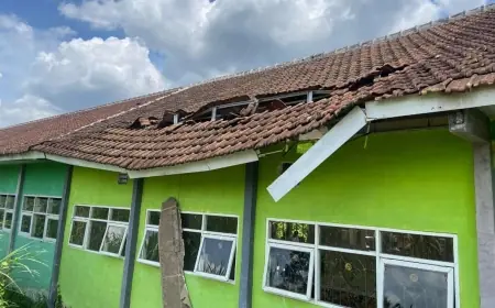 Atap Gedung SMKN 1 Tapen Bondowoso yang Ambruk Ternyata Masih Berusia 3 Tahun