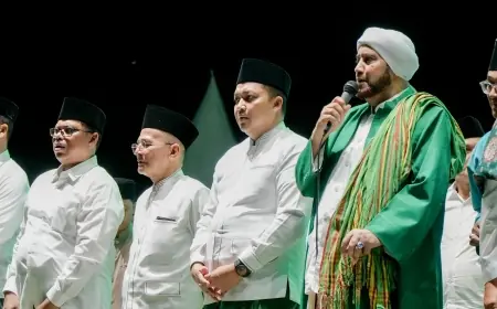 Ribuan Warga Pasuruan Berselawat di Hari Santri Nasional Bersama Habib Syech