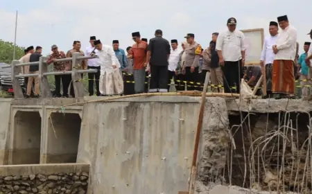 Bupati Jombang Tinjau Jalan Cor Beton Ambrol di Jombang, Janjikan Perbaikan Cepat