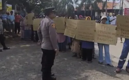 Warga Terdampak TPPI Tuban Gelar Aksi Tuntut Kompensasi Pasca Kebakaran