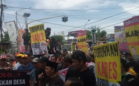 Warga Kepohagung Tuban  Geruduk Kantor Kecamatan, Tuntut Kades Dicopot karena Dugaan Korupsi Dana Desa