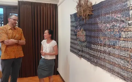 Menjaga Nafas Tenun Gedog Tuban Lewat Pameran ‘Entah Dalam Koma’