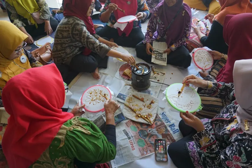 Hari Batik Nasional 2025: Masyarakat Antusias Mengenal Batik Khas Giri di Hotel Aston Gresik