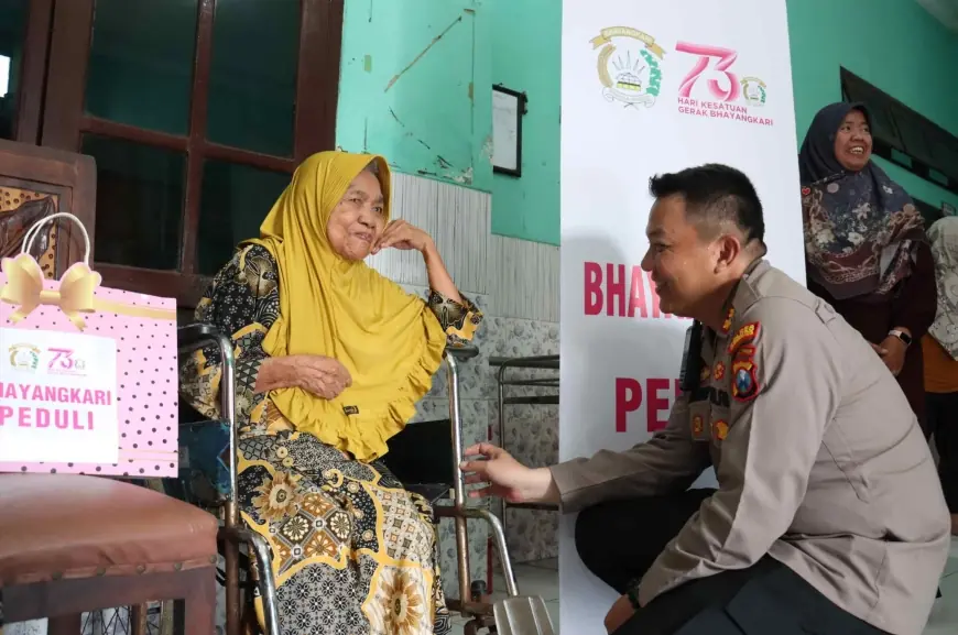 Bhakti Sosial Bhayangkari: Kapolres dan Ketua Bhayangkari Mojokerto Kota Kunjungi Rumah Peduli Lansia