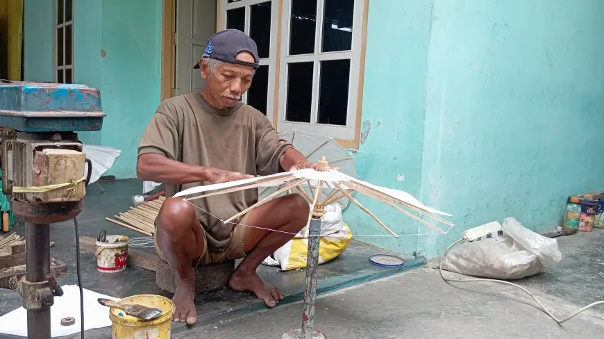 Kisah Pak Asbani, Sang Perajin Payung Kertas Asal Kota Blitar