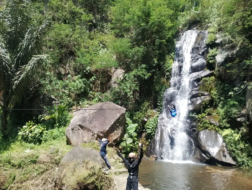 Wahana Canyoning di Coban Putri Jadi Magnet Baru bagi Wisatawan Pencinta Tantangan