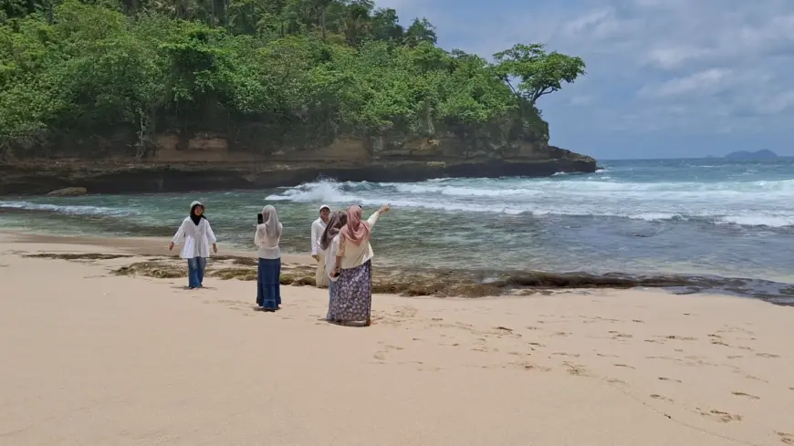 Pantai Jung Pakis di Selatan Tulungagung: Cantik tapi Menjangkaunya Penuh Tantangan