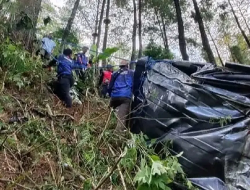 Diduga akibat Rem Blong, Innova Terjun ke Jurang Pacet Mokokerto, Dua Orang Tewas