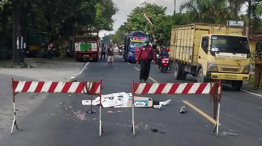 Terjatuh Usai Senggolan Sesama Pemotor, Pemuda Tulungagung Meninggal Dunia Tertabrak Truk